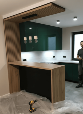 высокая барная стойка