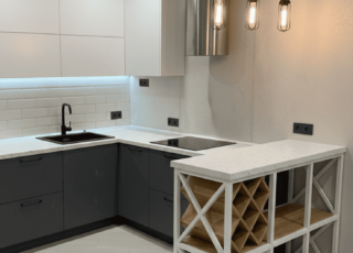 глянцева барна стойка на кухне