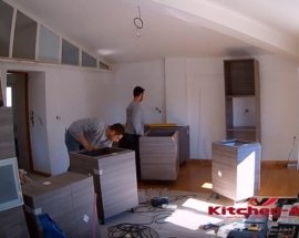 мастера собирают угловую кухню