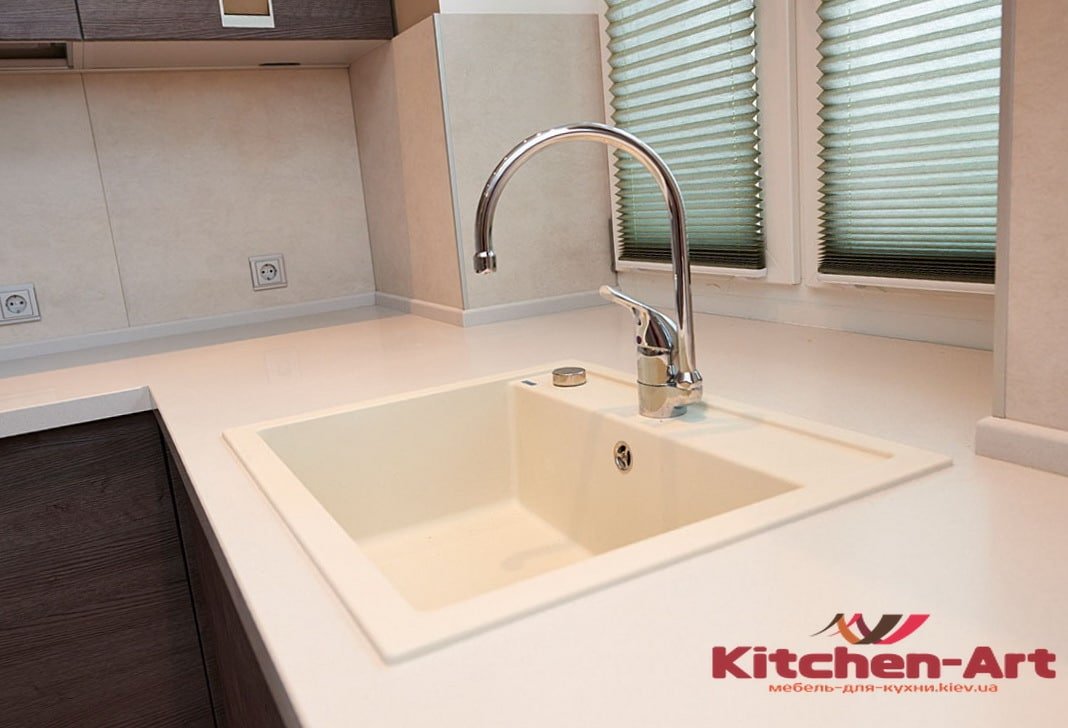 Світла кухня з широким підвіконням для роботи