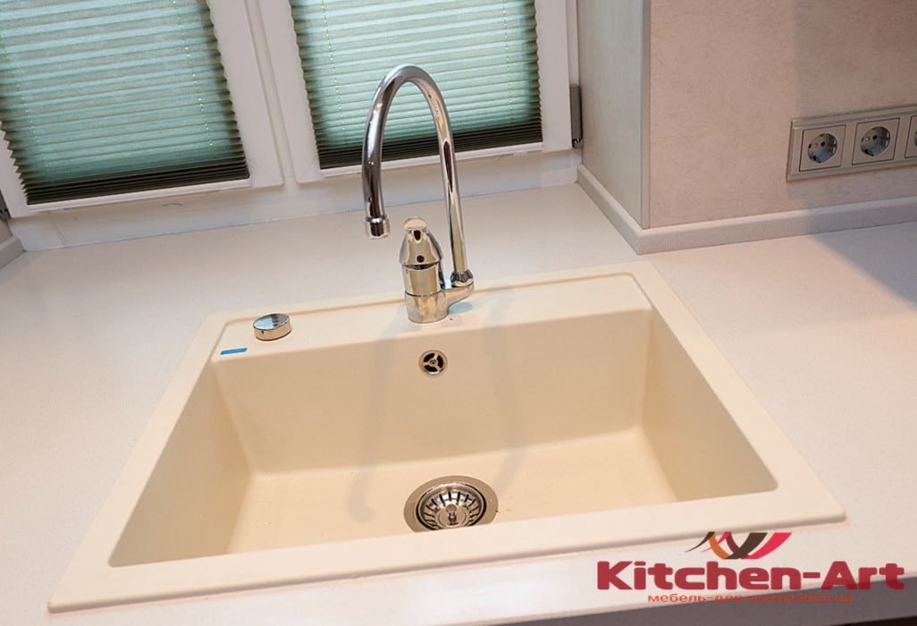 Глянцева стільниця-підвіконня білого кольору