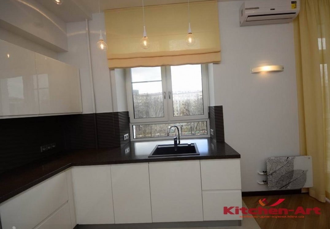 Кам'яна стільниця-підвіконня для кухні під замовлення