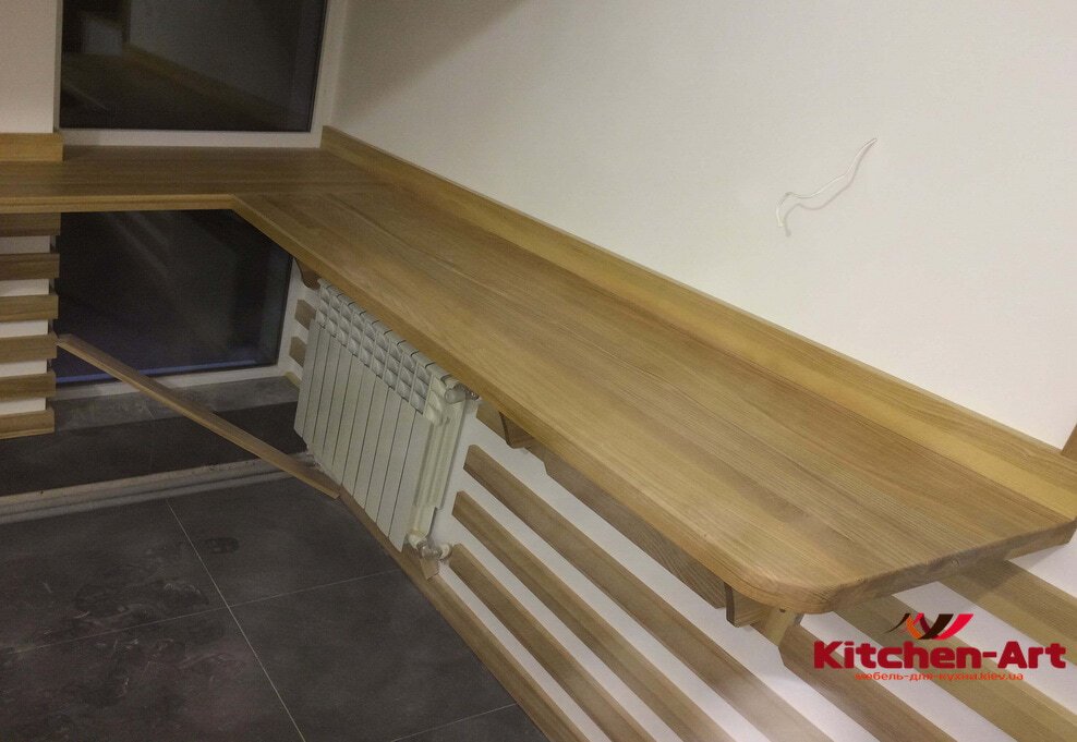 Кухонна поверхня що переходить у підвіконня без швів