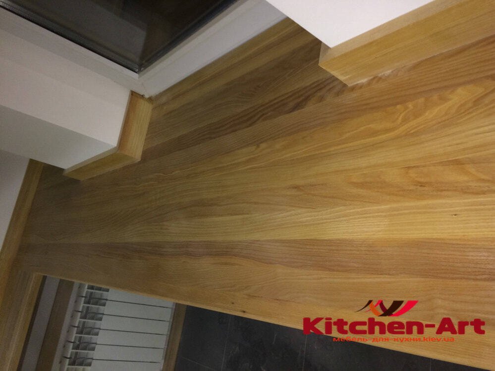 Обідня зона на підвіконні-стільниці в квартирі