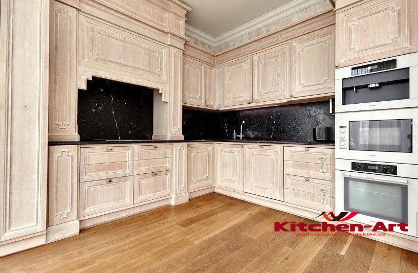 угловая кухня с каменной столешницей на заказ