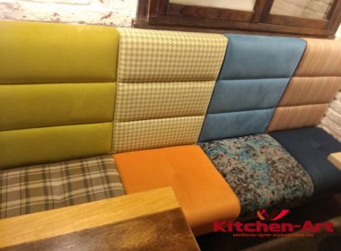 диван разноцветный для ресторана