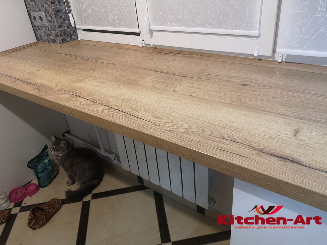 Кухонна мийка під вікном зі стільницею на замовлення