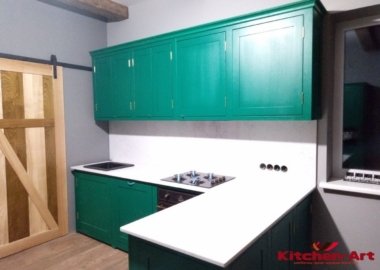 Кухня из дерева зеленого цвета