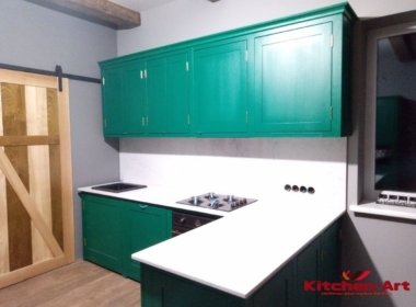 Кухня из дерева зеленого цвета