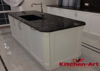 островная кухонная мебель в новом доме