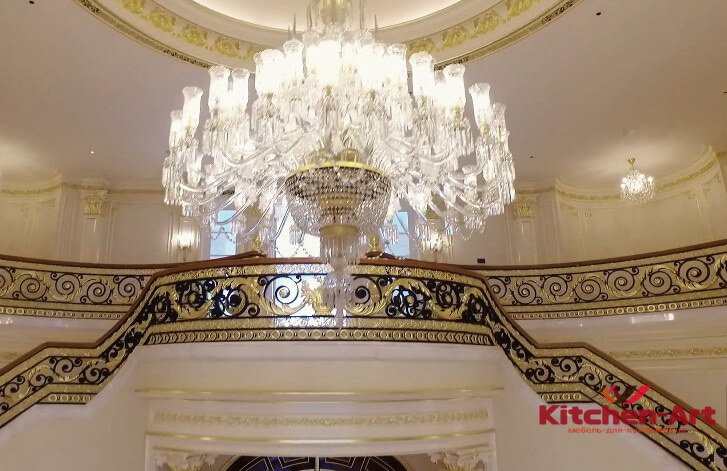 Бетонная лестница с мраморными ступенями