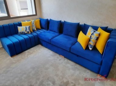 синяя угловая мягкая мебель с желтыми подушками