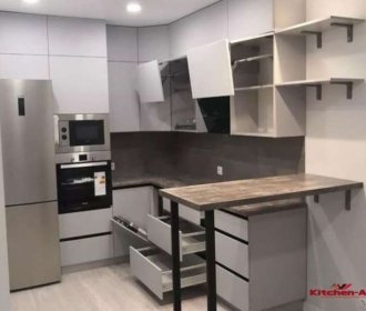 Угловая кухня с барной стойкой