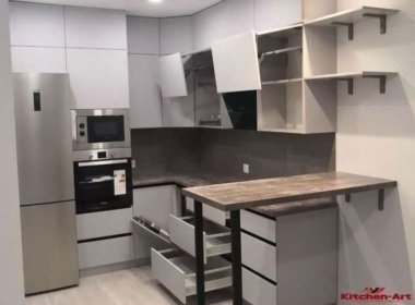 Угловая кухня с барной стойкой