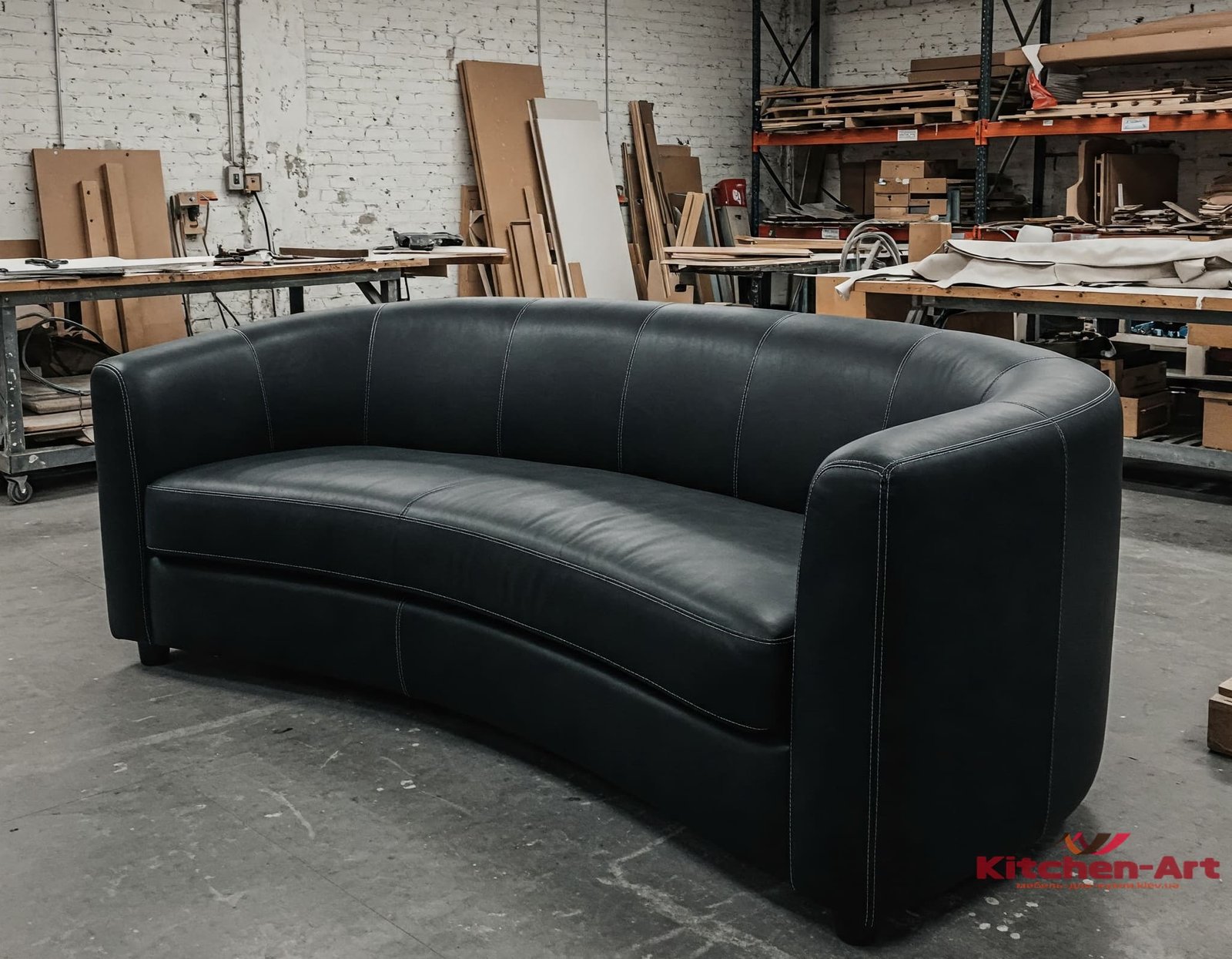 круглий диван із сірого вельвету