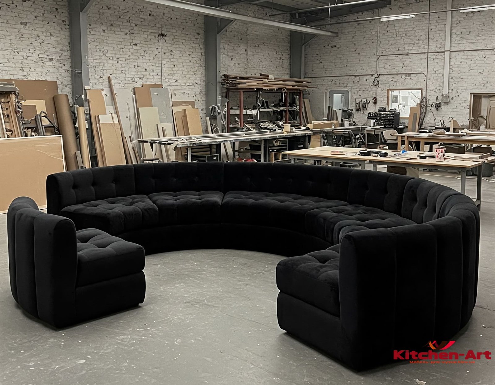 великий круглий диван чорного кольору