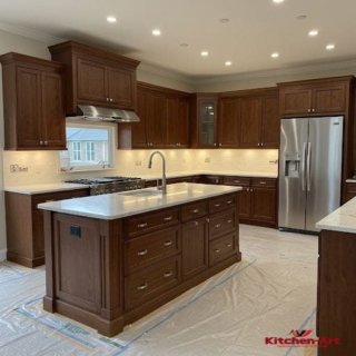 классическая кухня с кухонным островом из массива дерева