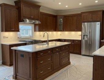 классическая кухня с кухонным островом из массива дерева