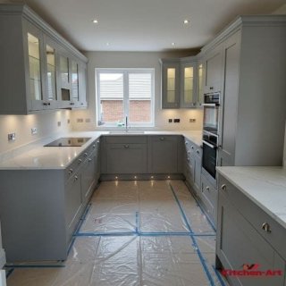 п образная кухня серого цвета с подсветкой