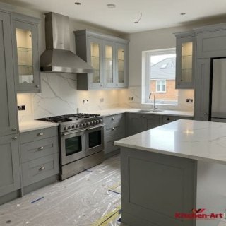 п образная кухня с каменной белой столешницей