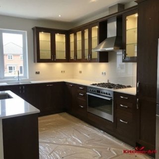  с-образная кухня темного цвета с подсвветкой