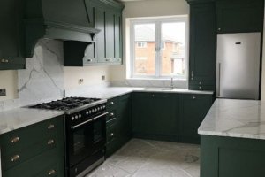 кухня болотного цвета классическая из массива с-образная