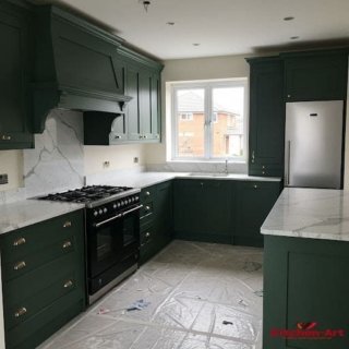 кухня болотного цвета классическая из массива с-образная