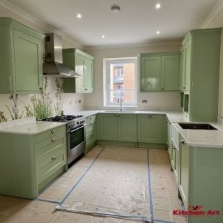 салатовая с-образная кухня с белой столешницей из камня