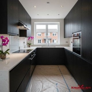 большая встроенная кухня с островом