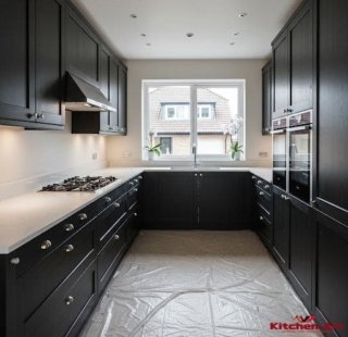встроенная черного цвета с-образная кухня на заказ