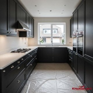 встроенная черного цвета с-образная кухня на заказ