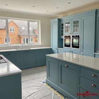 п образная кухня голубого цвета в частный дом