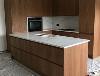 изготовить кухонный остров с каменной столешинцей