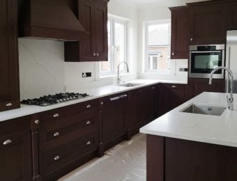 большая угловая кухня с островом