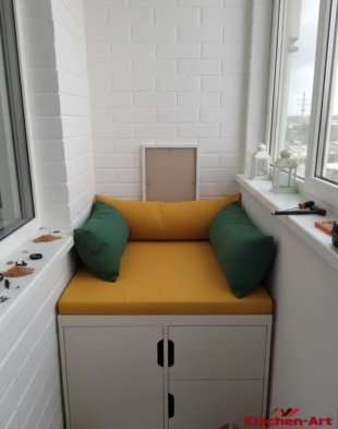 робоче місце на балконі