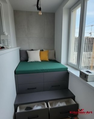 кутовий стелаж на балкон