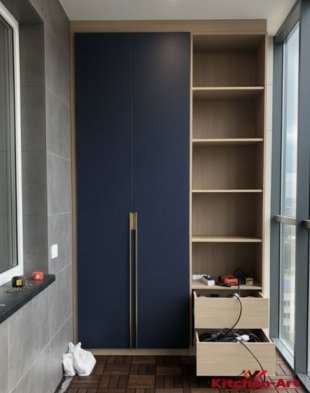 синий распашной шкаф со стелажем для балкона