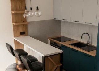 кухня черно белая с деревянными вставками