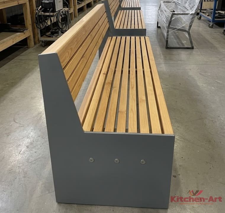 Металеві лавки з дерев'яним сидінням для парку