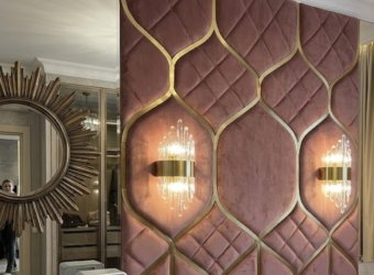 розовая мягкая панель с золотом над кроватью