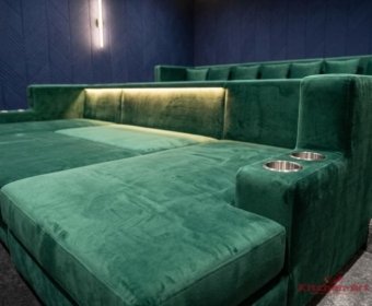 зеленые два дивана больших в домашнем кинотеатре