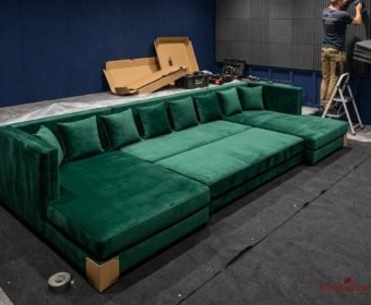 большой мягкий диван зеленый с подушками в домашний кинотеатр
