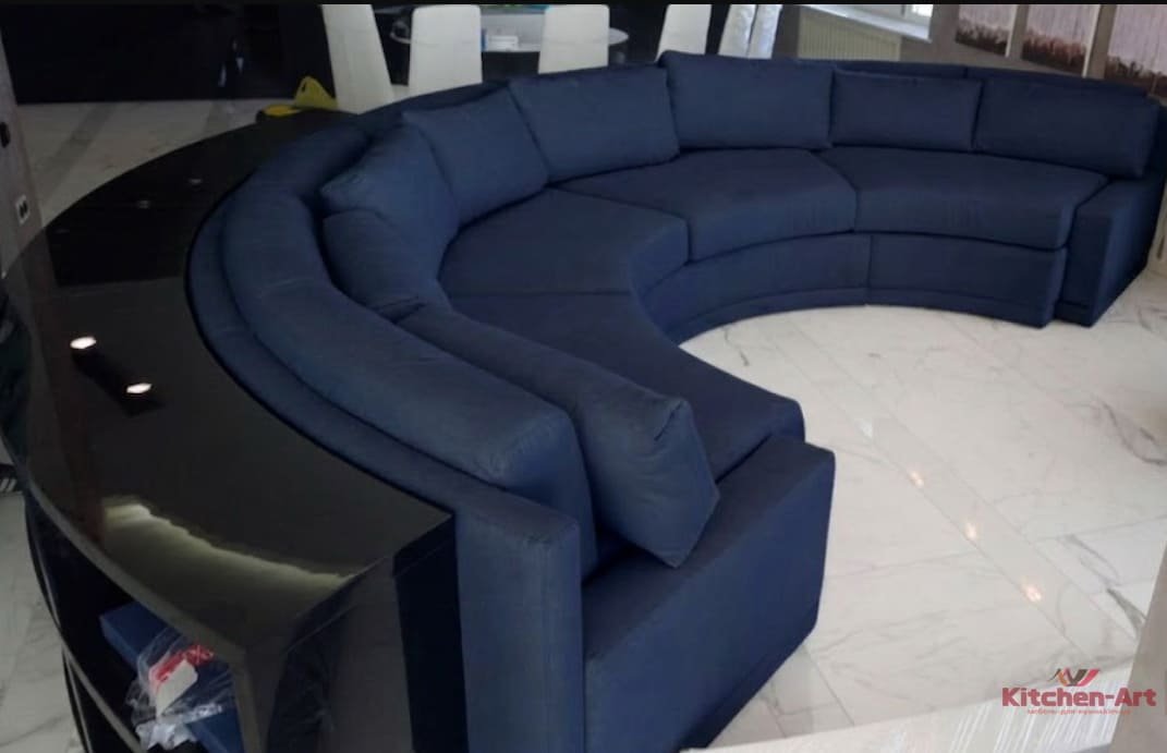 синій великий круглий диван з полицями