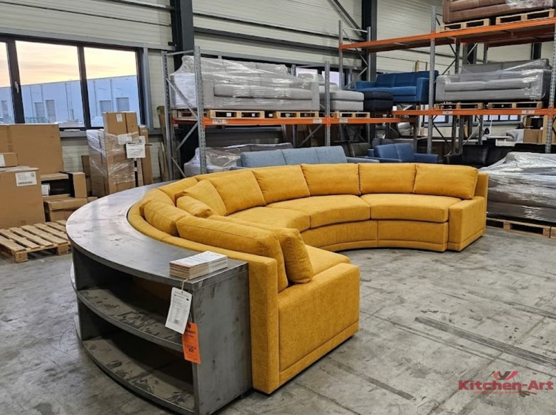 вигнутий жовтий диван з полицями