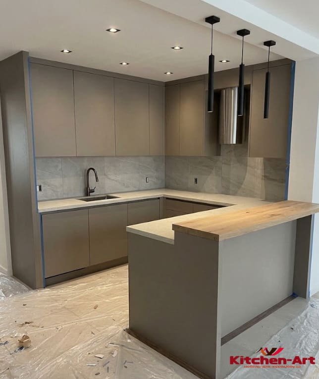 Сучасна біла вбудована кухня в Буче