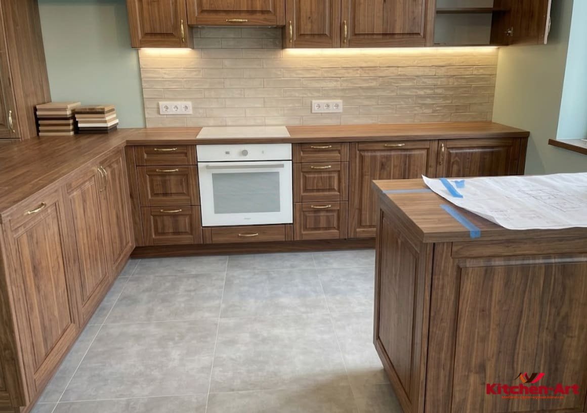 темна дерев'яна кухня