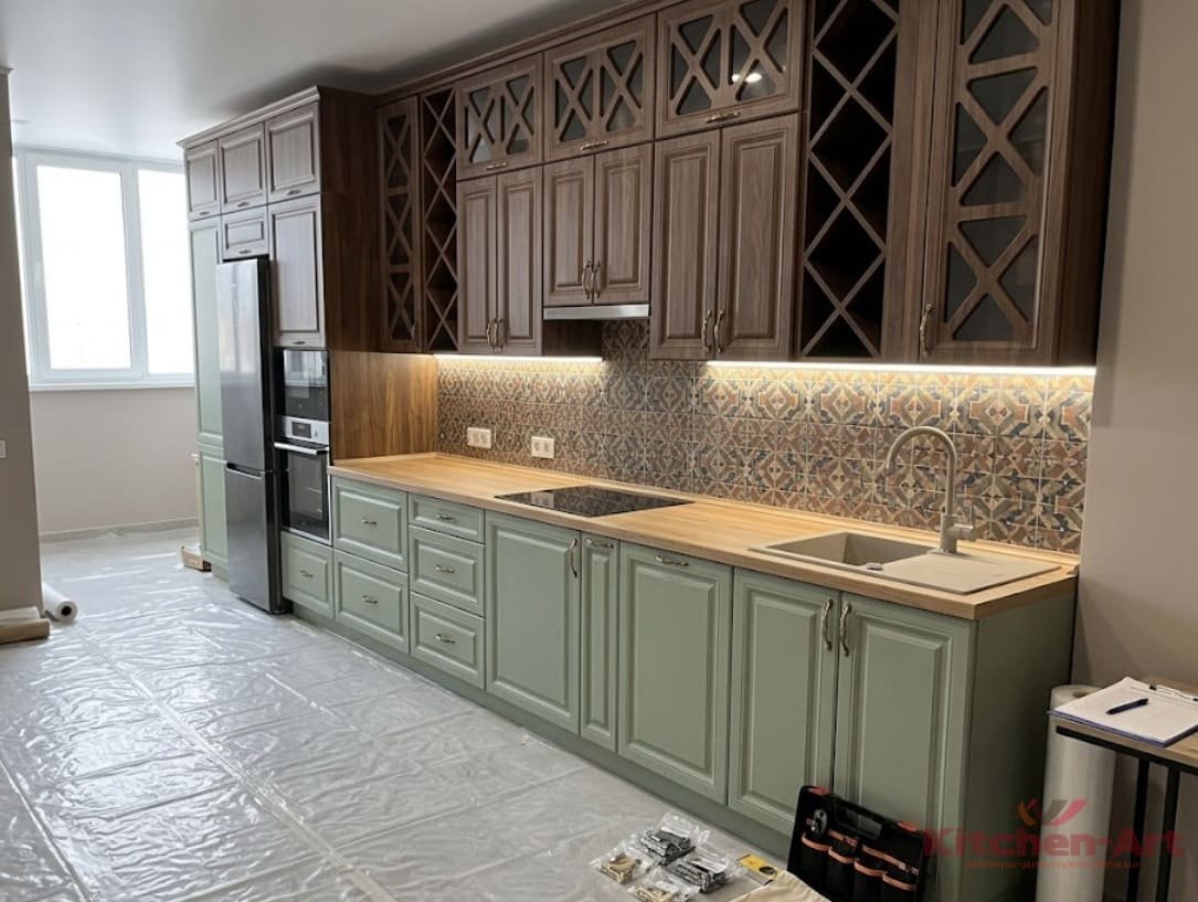 кухня з масиву з барною стійкою