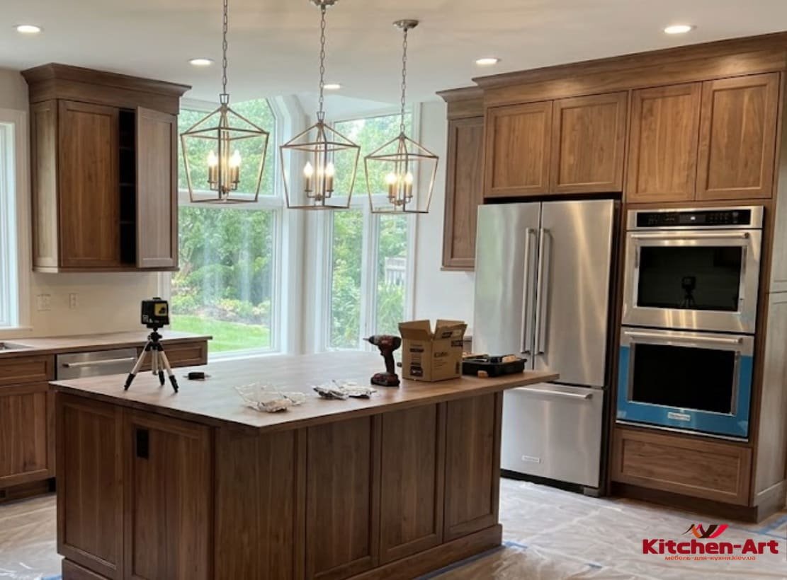 дерев'яна кухня з фільонками