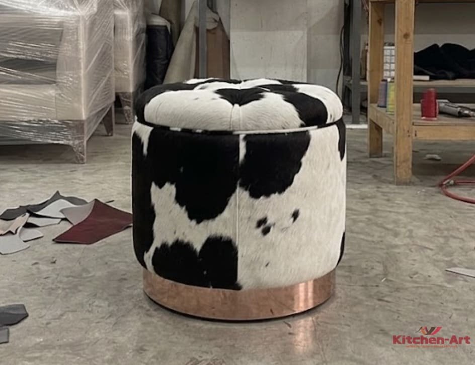 нестандартний пуф на золотих металевих ніжках