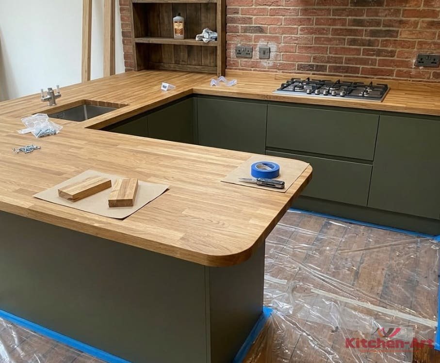 Дерев'яна стільниця-підвіконня з масиву дуба для кухні